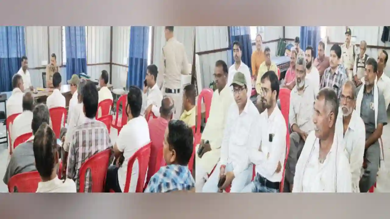 आगामी त्यौहारों को लेकर सरवानिया पुलिस चौकी पर शांति समिति की बैठक सम्पन्न