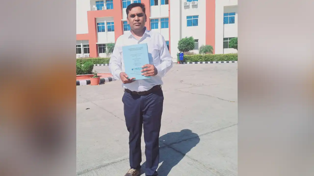 अखबार बाटने वाले ने की पीएचडी।