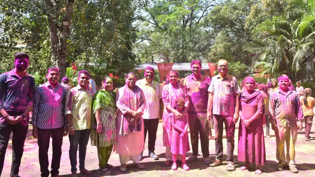 कलेक्टर श्रीमती गर्ग ने अपना घर की बालिकाओं के साथ होली मनाई 