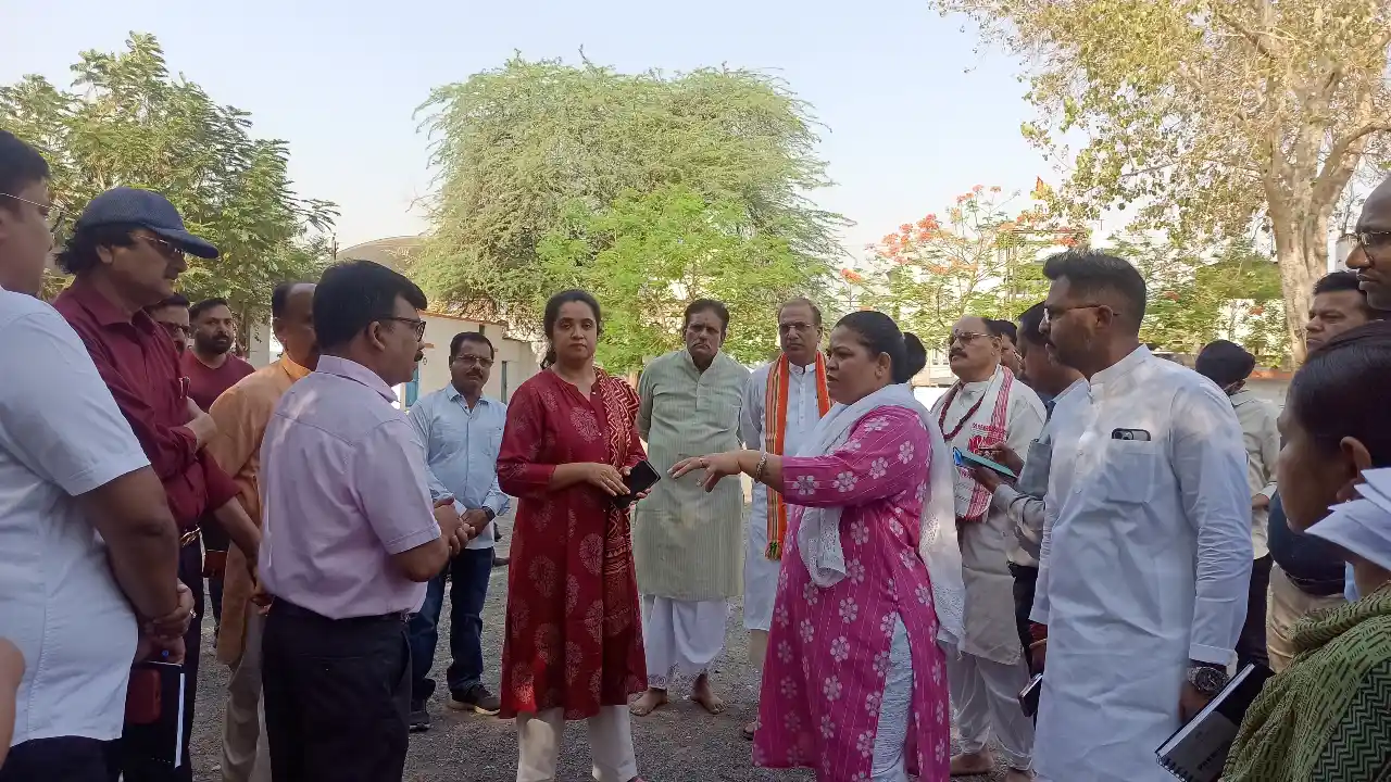 कलेक्टर श्रीमती गर्ग ने मुख्यमंत्री के आगमन को लेकर सोम यज्ञ स्थल का निरीक्षण किया