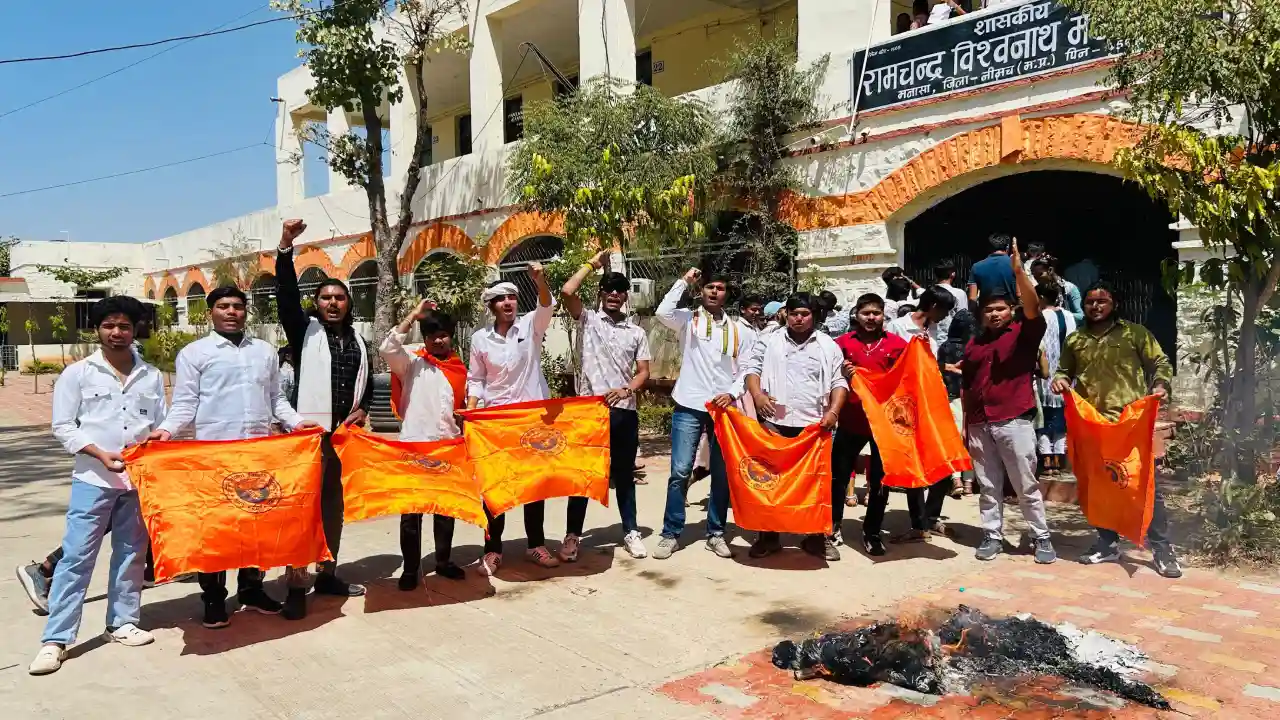 परिषद में जलाया आतंकवाद का पुतला