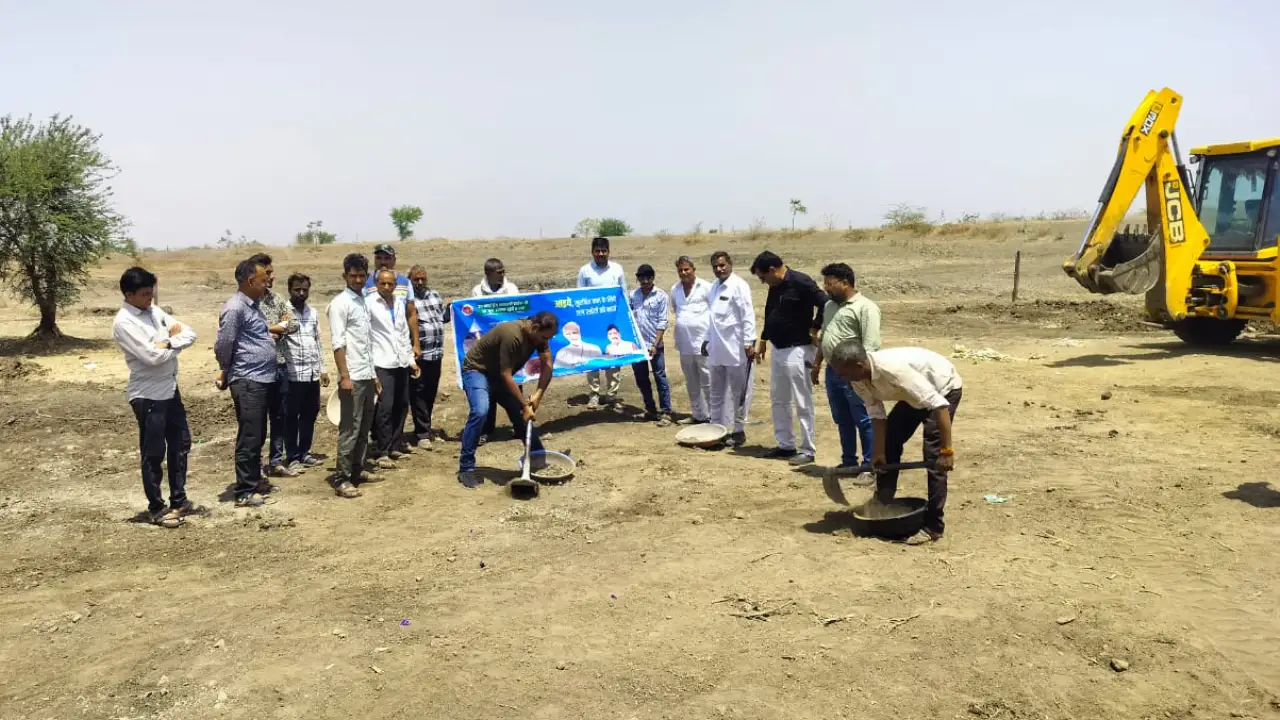 जल गंगा संवर्धन अभियान के अंतर्गत ग्राम पंचायत ढाबला गुर्जर में तालाब का गहरी करण किया