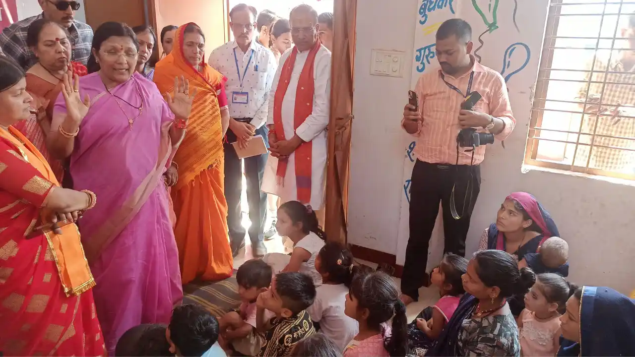 केन्‍द्रीय मंत्री महिला एवं बाल विकास विभाग श्रीमती ठाकुर ने आंगनबाड़ी केंद्र एवं वन स्टाप सेंटर का निरीक्षण किया