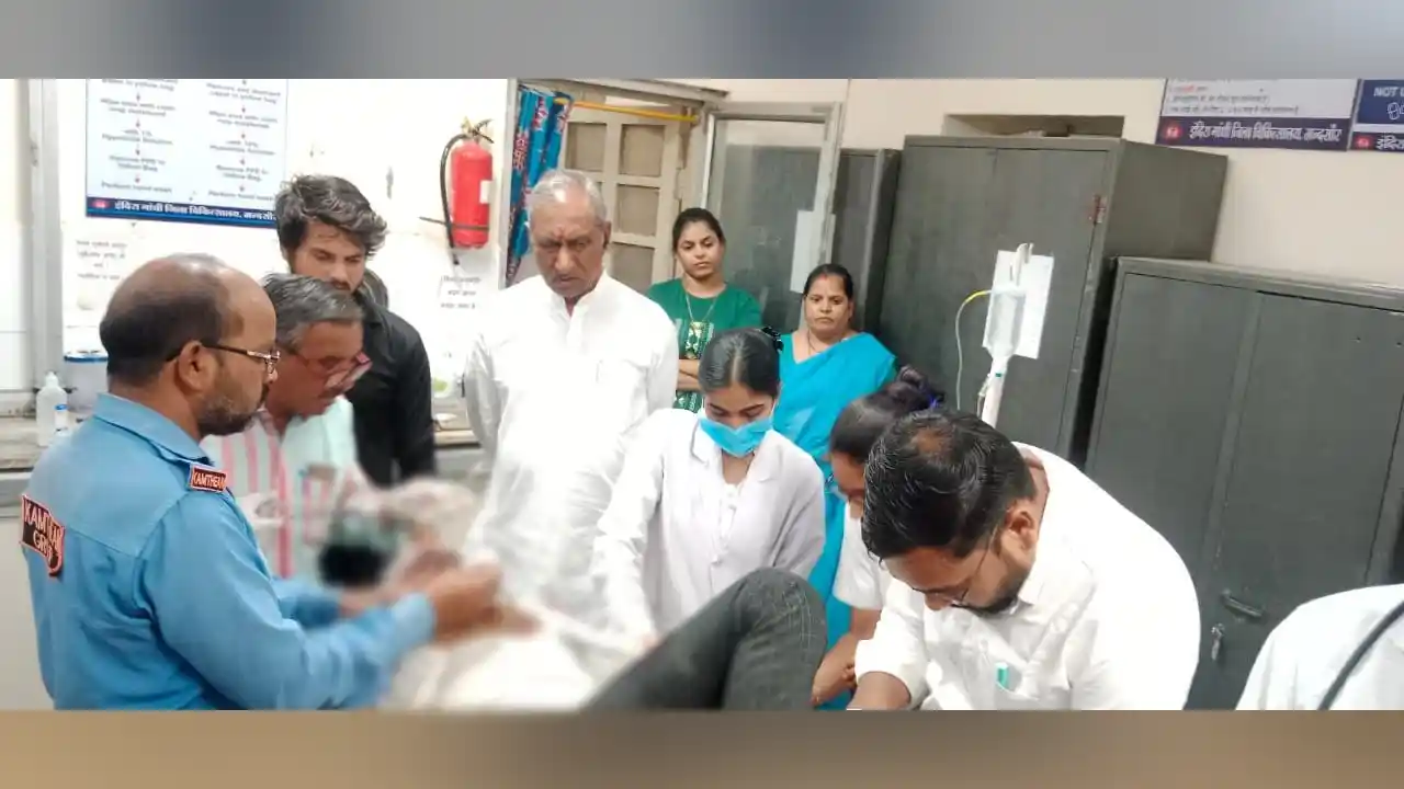 सांसद श्री गुर्जर ने पेश की मानवता की मिसाल, दुर्घटनाग्रस्त की बचाई जान