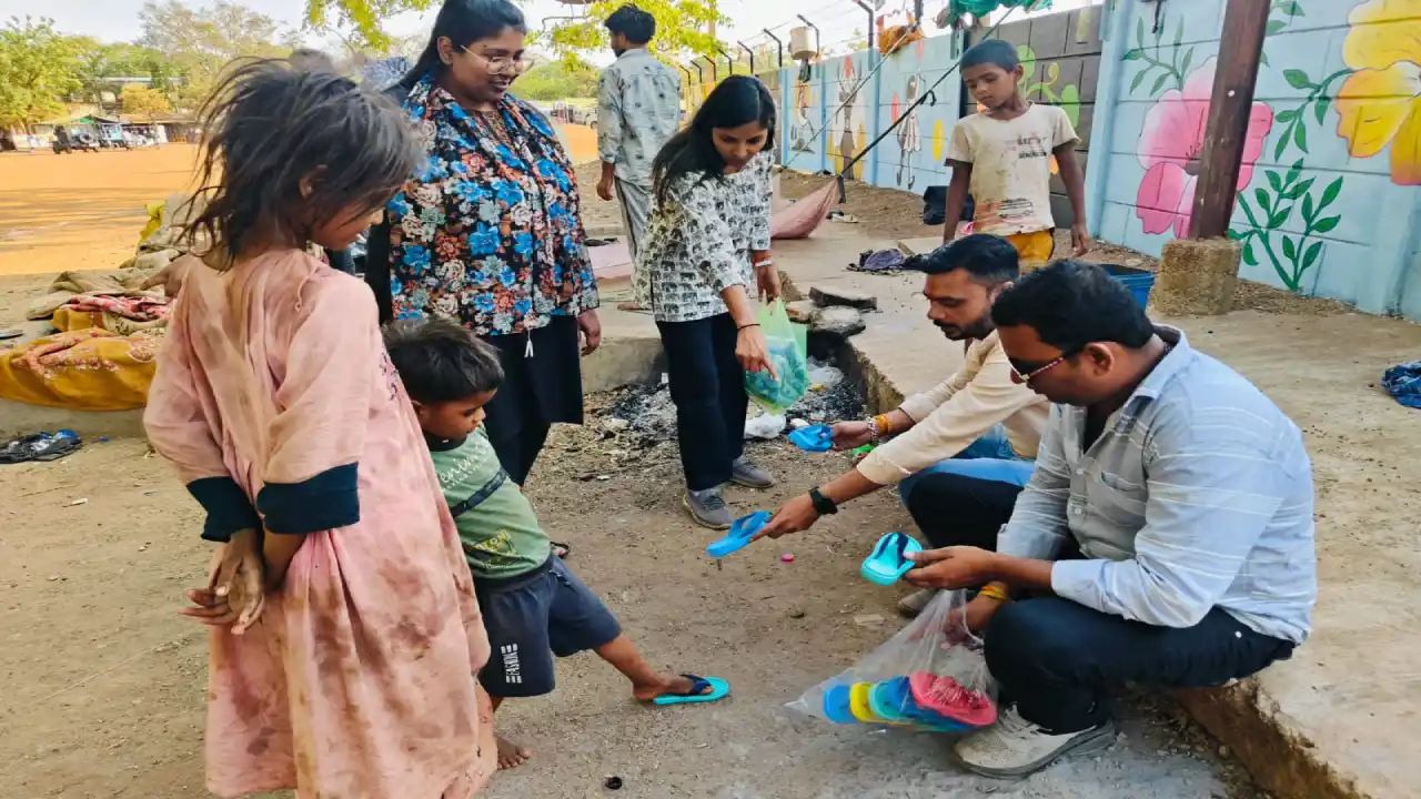 संस्था तप्ती धुप में नंगे पैर घूमते बच्चों को राहत पहुंचाने चप्पल वितरित की।