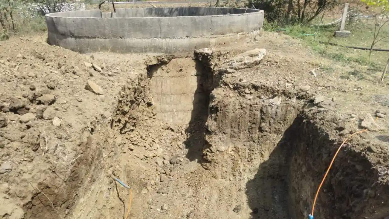 जल गंगा संवर्धन अभियान तहत कुएं के रिचार्ज के लिए गड्ढे का किया जा रहा निर्माण
