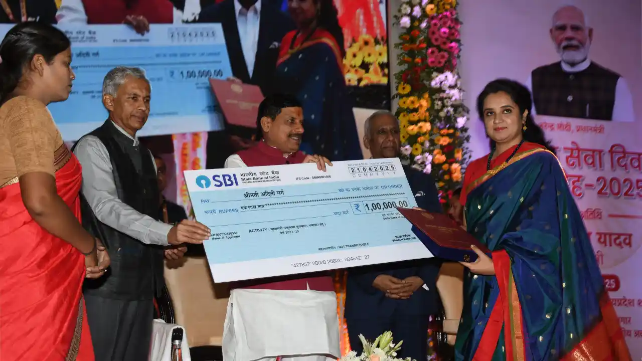 मुख्यमंत्री डॉ मोहन यादव ने कलेक्टर श्रीमती गर्ग को किया पुरस्कृत