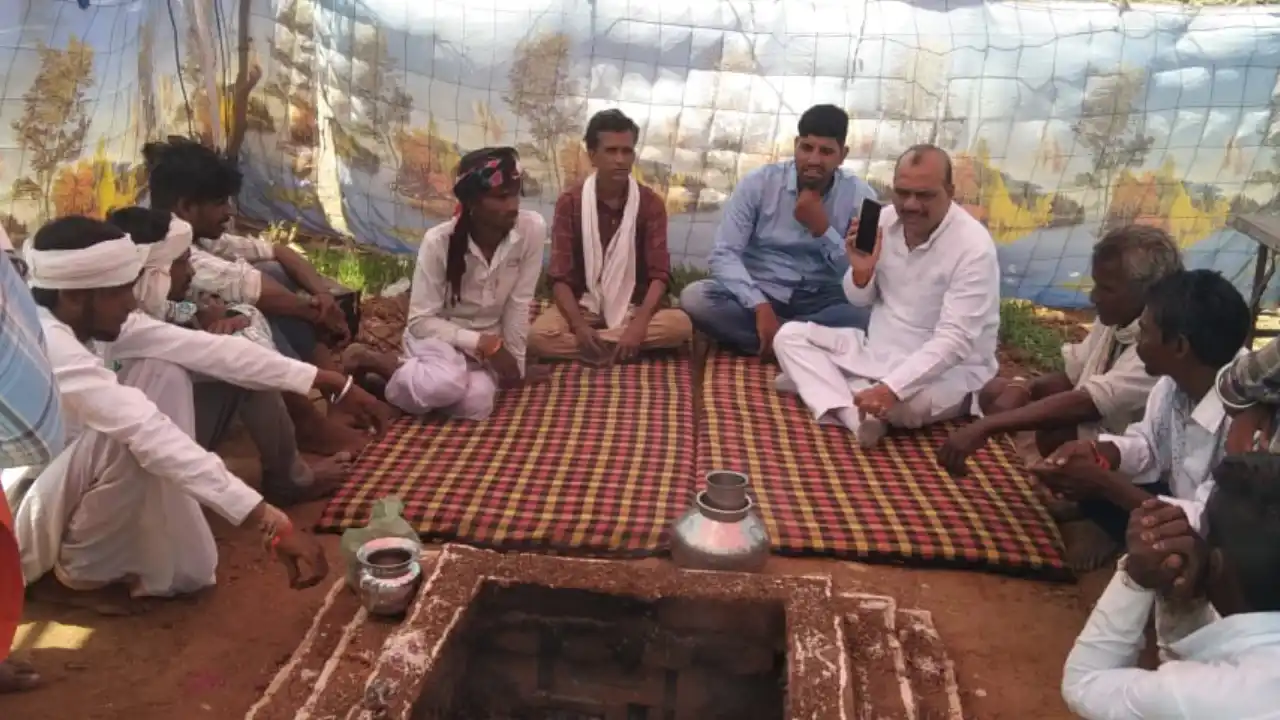 किसान नेता राजकुमार अहीर आदिवासी गांव नया पुराना में धार्मिक कार्यक्रम में भाग लिया।