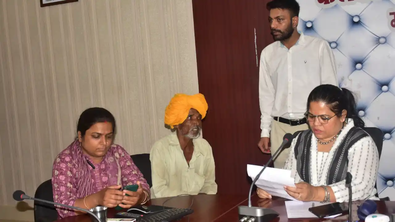 जनसुनवाई के दौरान अलग अलग 42 मामलों में सुनवाई की गई