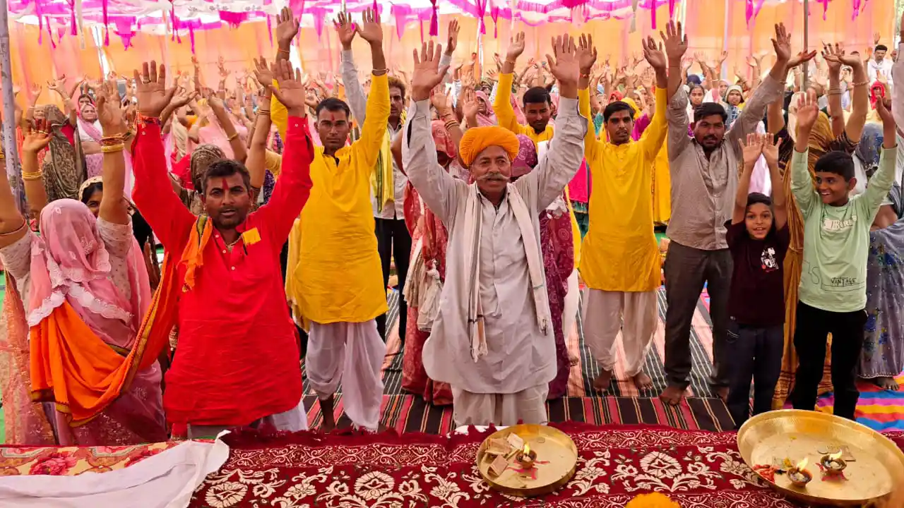 ग्राम मुवादा में श्रीमद भागवत कथा में भक्तो का हुजूम