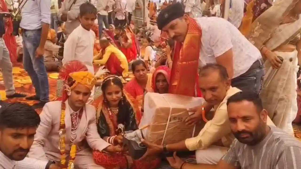 समाजसेवी भामाशाह ठा. कृष्णपालसिंह शक्तावत द्वारा 8 सिलाई मशीने की गई भेंट