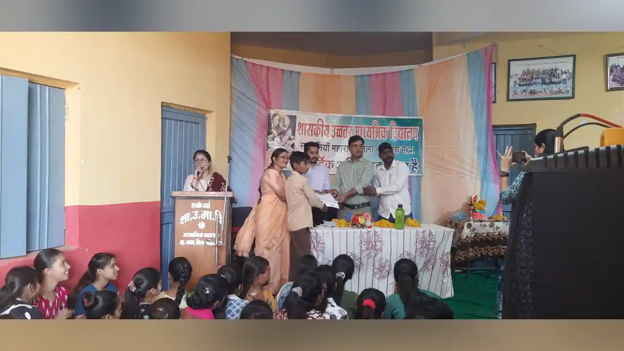 विधायक सेवाभावी प्रकल्प योजना के तहत सेवाकार्य के लिए विद्यार्थियों को राशिवितरित