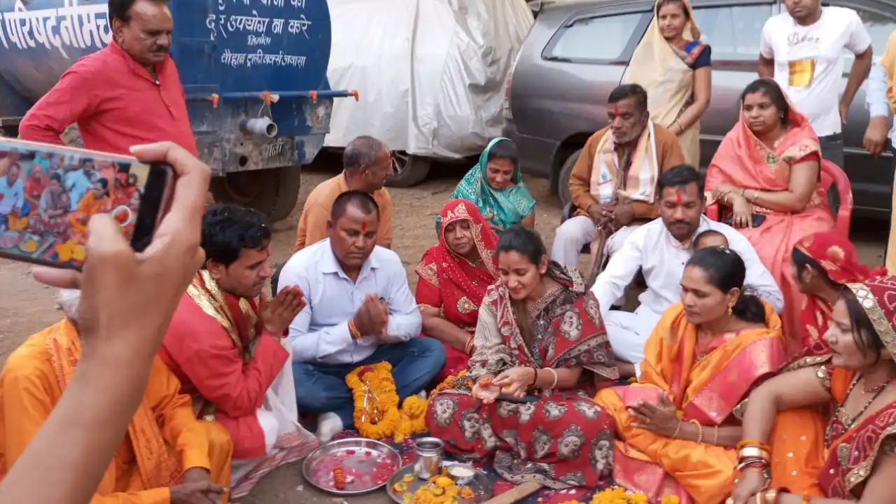 वार्ड 9 शनिमंदिर इंदिरानगर स्थित बगीचे में नपा अध्यक्ष श्रीमती चोपड़ा ने किया भूमि पूजन।
