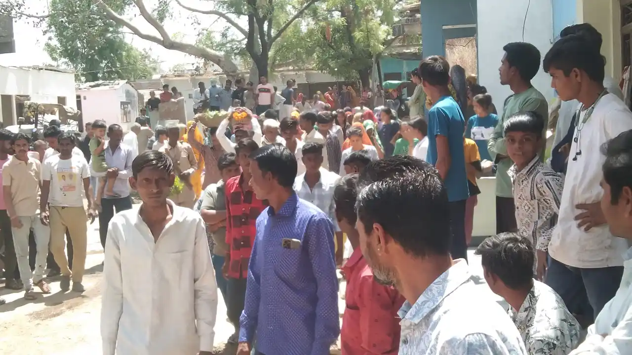 ज्वार वाड़े के साथ निकला ग्राम मोड़ी में भेसासरी माता मन्दिर पर चल समारोह, उमड़ी भक्तों की भीड़