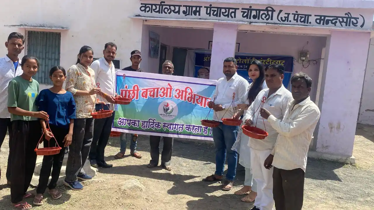 पँछी बचाओ अभियान थीम पर निःशुल्क सकोरे वितरण