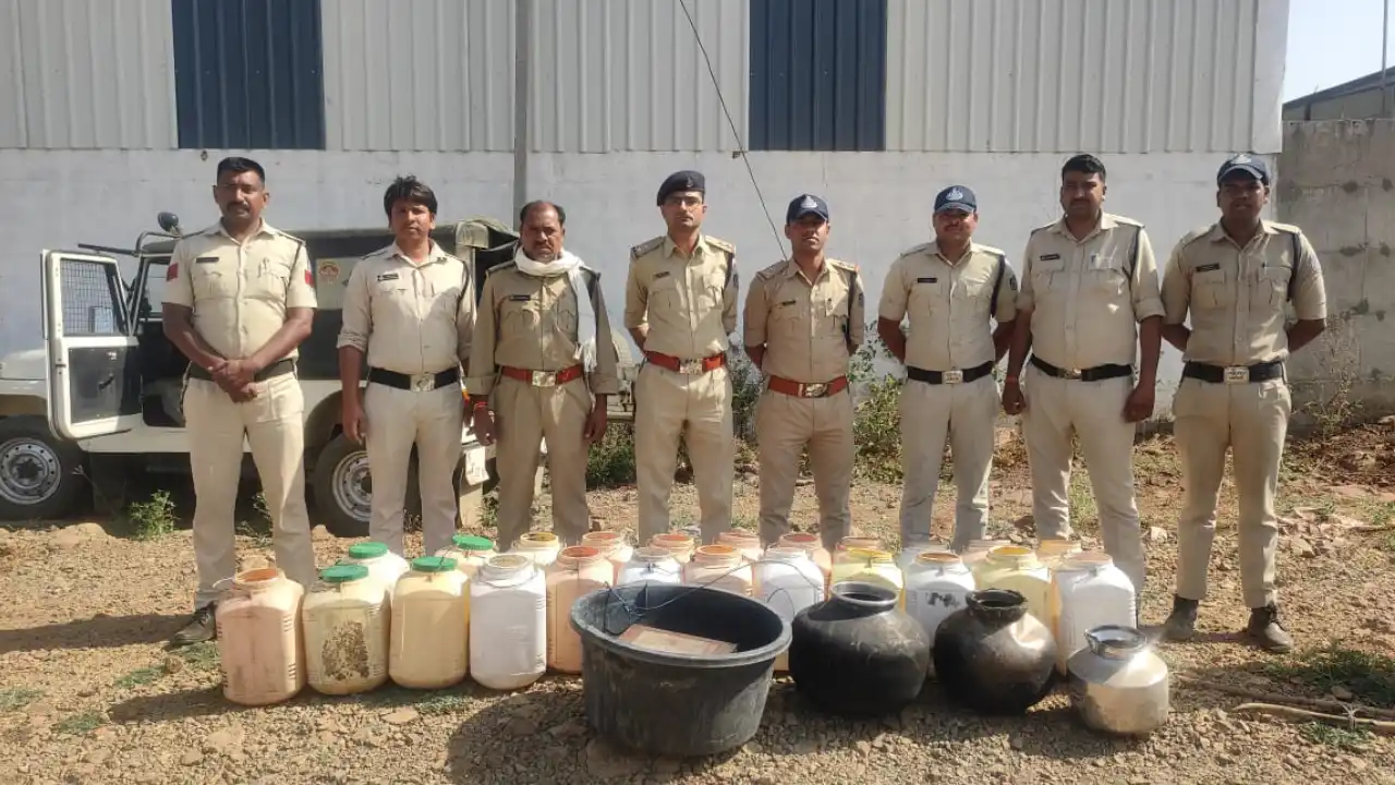 नीमच आबकारी दल एवं पुलिस थाना बघाना द्वारा छापेमार कार्यवाही कर 450 किलो महुआ लहान और 15 लीटर कच्ची महुआ शराब जब्त की
