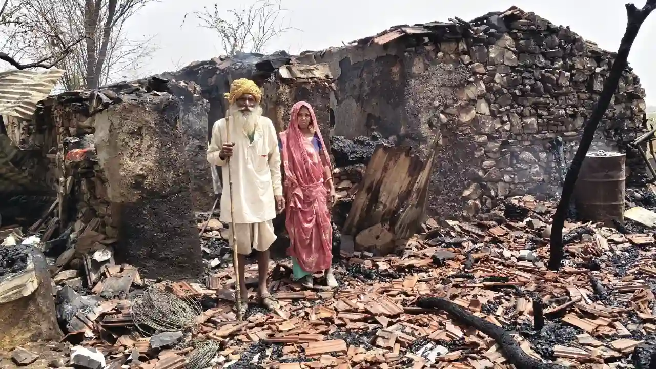 गरीब दंपती के घर में लगी आग घर में रखा सारा सामान जल कर खाक