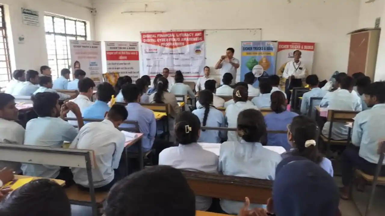 शासकीय आईटीआई महाविद्यालय नयाखेड़ा में विद्यार्थियों को दी साईबर फाड की जानकारी
