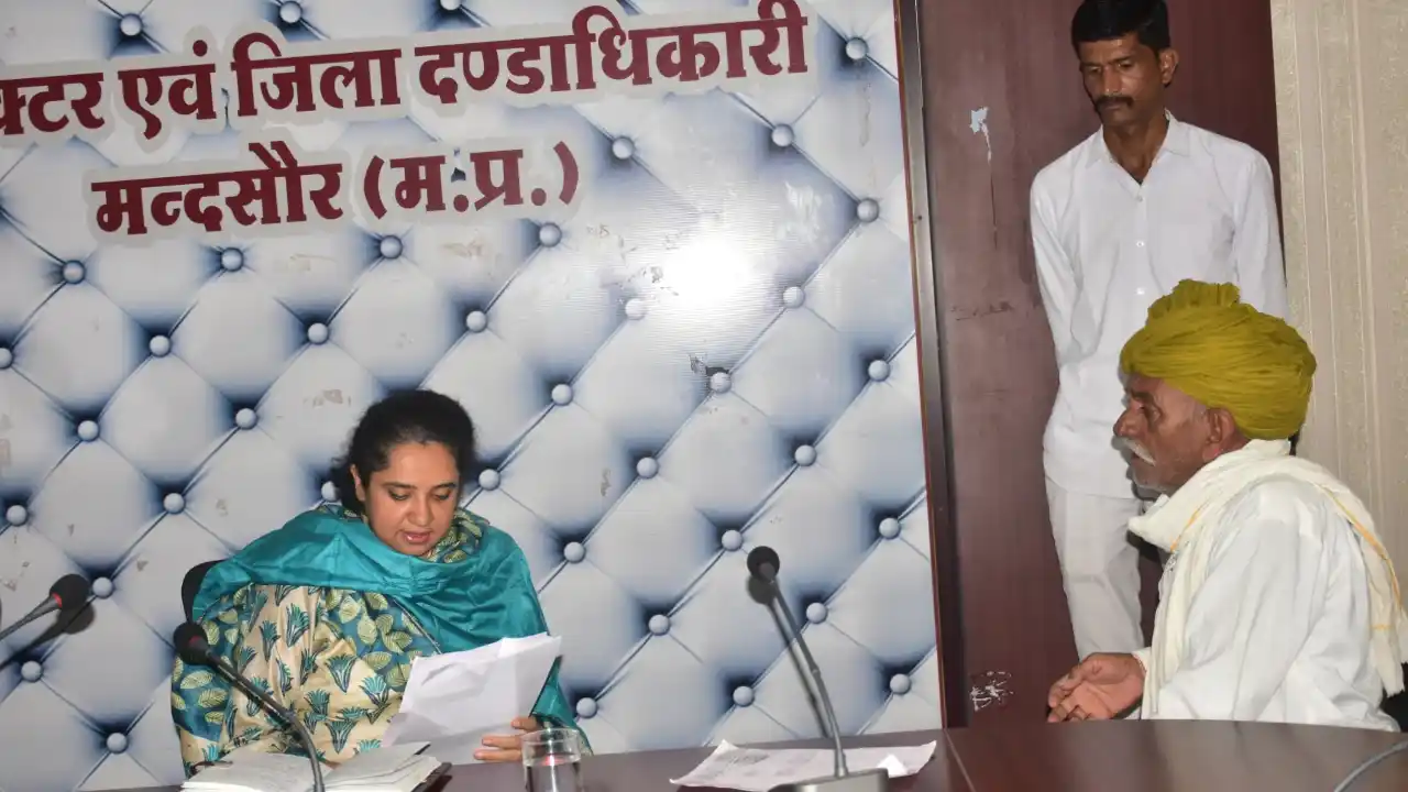 जनसुनवाई में कलेक्टर ने बालिका लक्ष्मी को स्‍पॉन्‍सरशिप योजना में तुरंत लाभ प्रदान किया