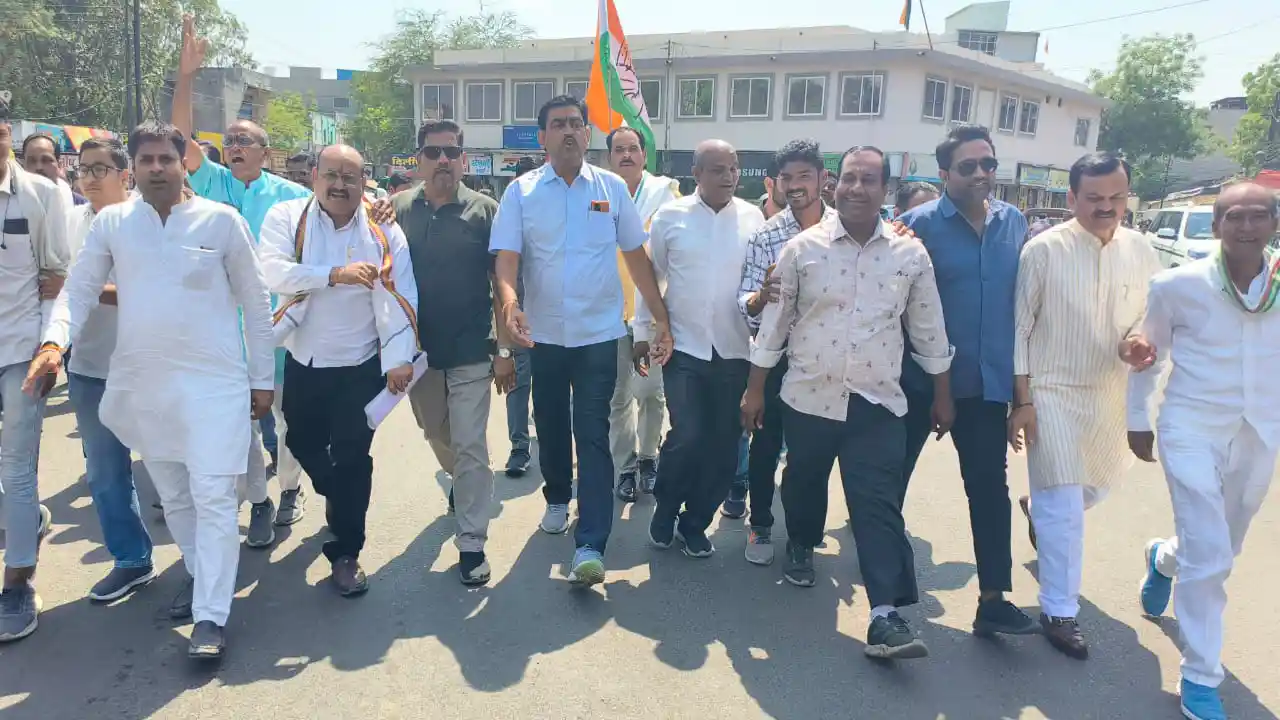 विपक्षी नेताओं पर प्रवर्तन निदेशालय (ED) की दुर्भावनापूर्ण कार्रवाई के विरोध में न्याय और लोकतंत्र की रक्षा के लिए मन्दसौर जिला एवं ब्लॉक कांग्रेस ने गांधी चौराहा पर प्रदर्शन कर महामहिम राष्ट्रपति के नाम ज्ञापन दिया