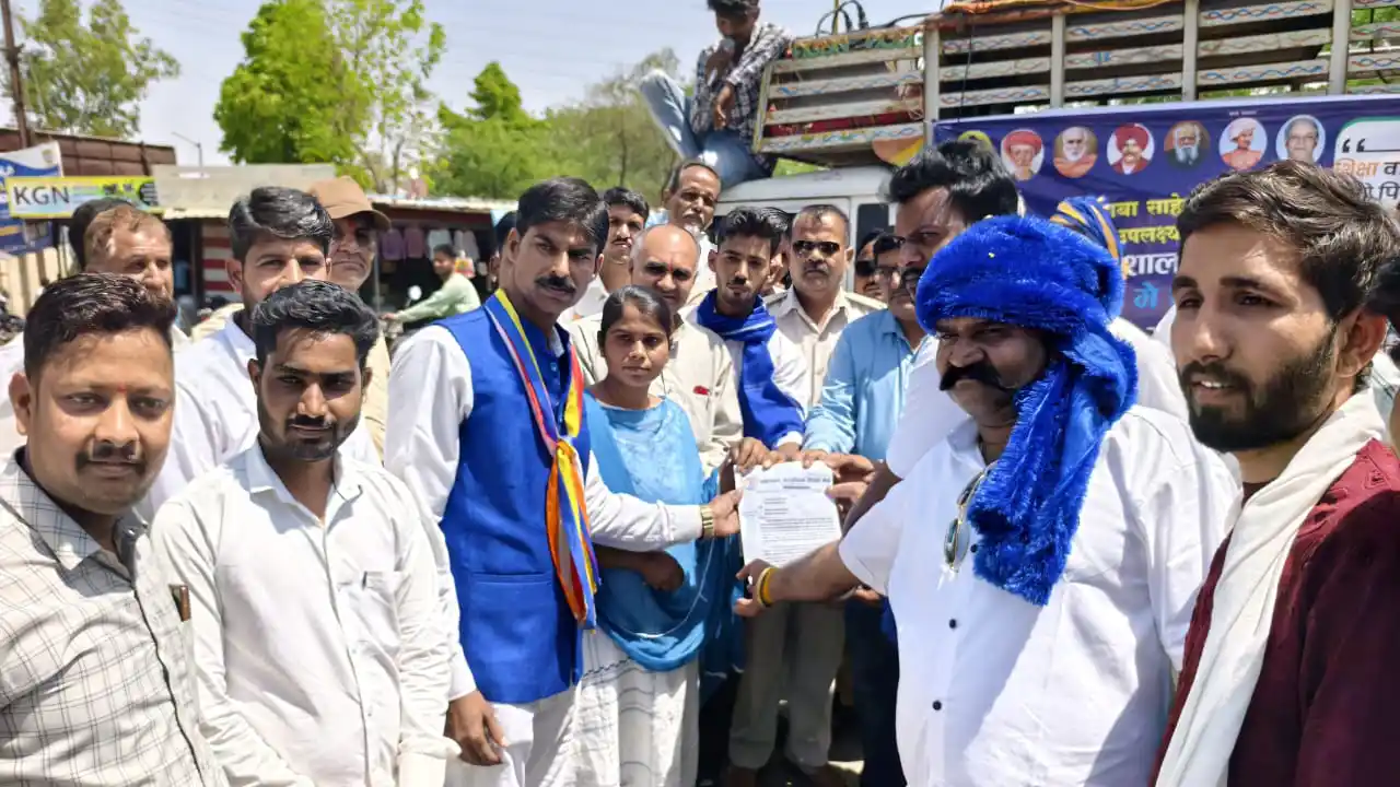 अम्बेडकर जयंती पर वाहन रैली निकालते हुए, नाका न 1 पर बाबा साहेब की प्रतिमा लगाने हेतु तहसीलदार को दिया ज्ञापन