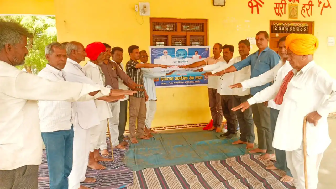ग्राम सुरी मैं जल चौपाल का आयोजन कर जल संरक्षण का संकल्प लेकर अपने प्राचीन तालाब, बावड़ी का करेंगे