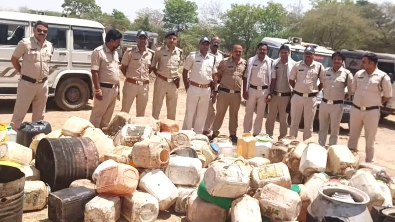 अवैध मदिरा विनिर्माण, संग्रहण एवं विक्रय के विरुद्ध आबकारी व पुलिस की संयुक्त कार्रवाई