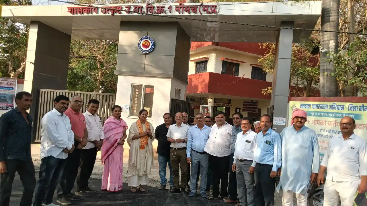 नपाध्यक्ष श्रीमती चोपड़ा ने किया उत्कृष्ट विद्यालय के सामने सड़क कार्य का निरीक्षण