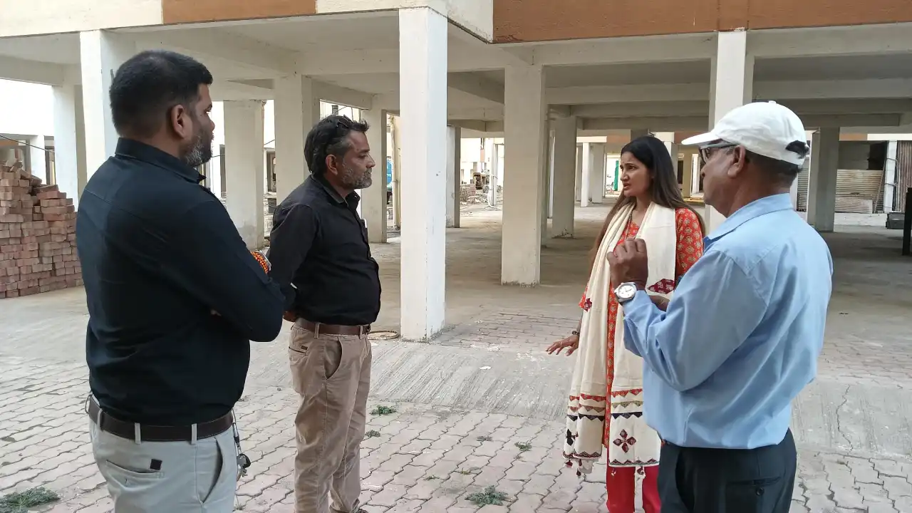 नपाध्यक्ष श्रीमती चोपड़ा पहुंची प्रधानमंत्री आवास कॉलोनी -ठेकेदार व विद्युत मंडल को विद्युत ग्रीड का कार्य पूर्ण करने दिया 15 मई तक का अल्टीमेटम