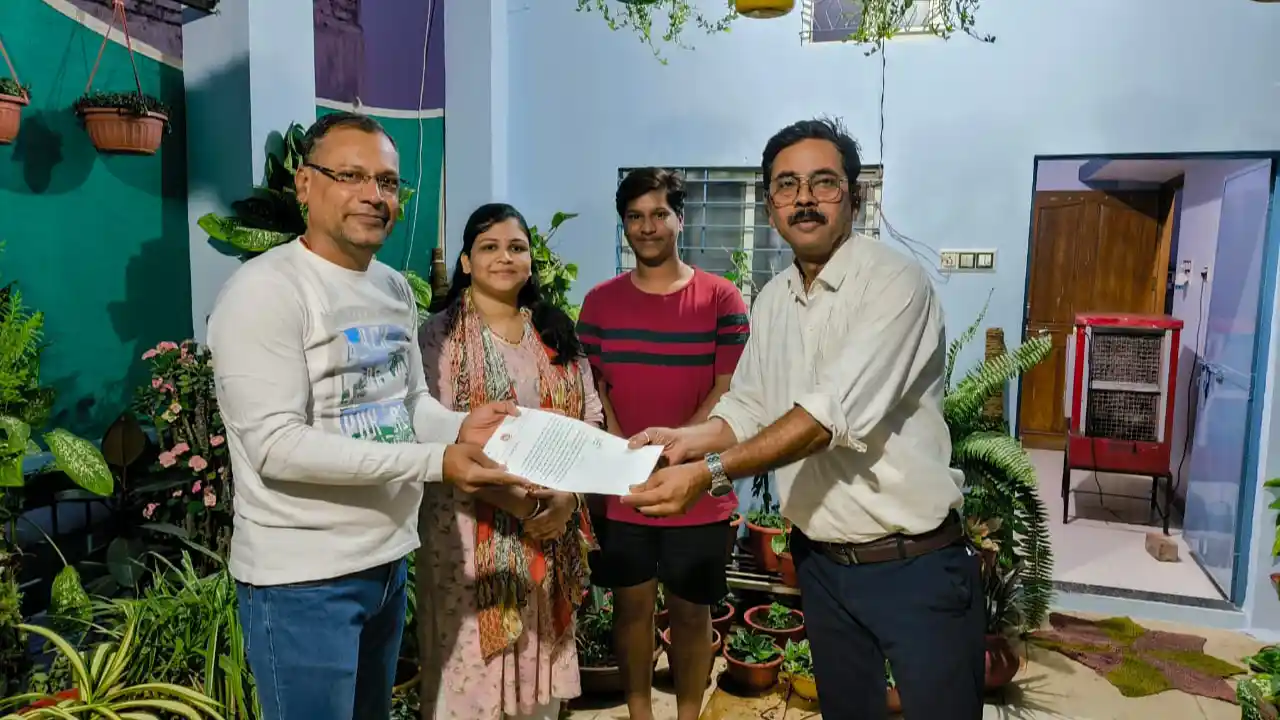 खंडवा के काले परिवार को गौरैया संरक्षण के लिए कलेक्टर ने भेजा प्रशस्ति पत्र