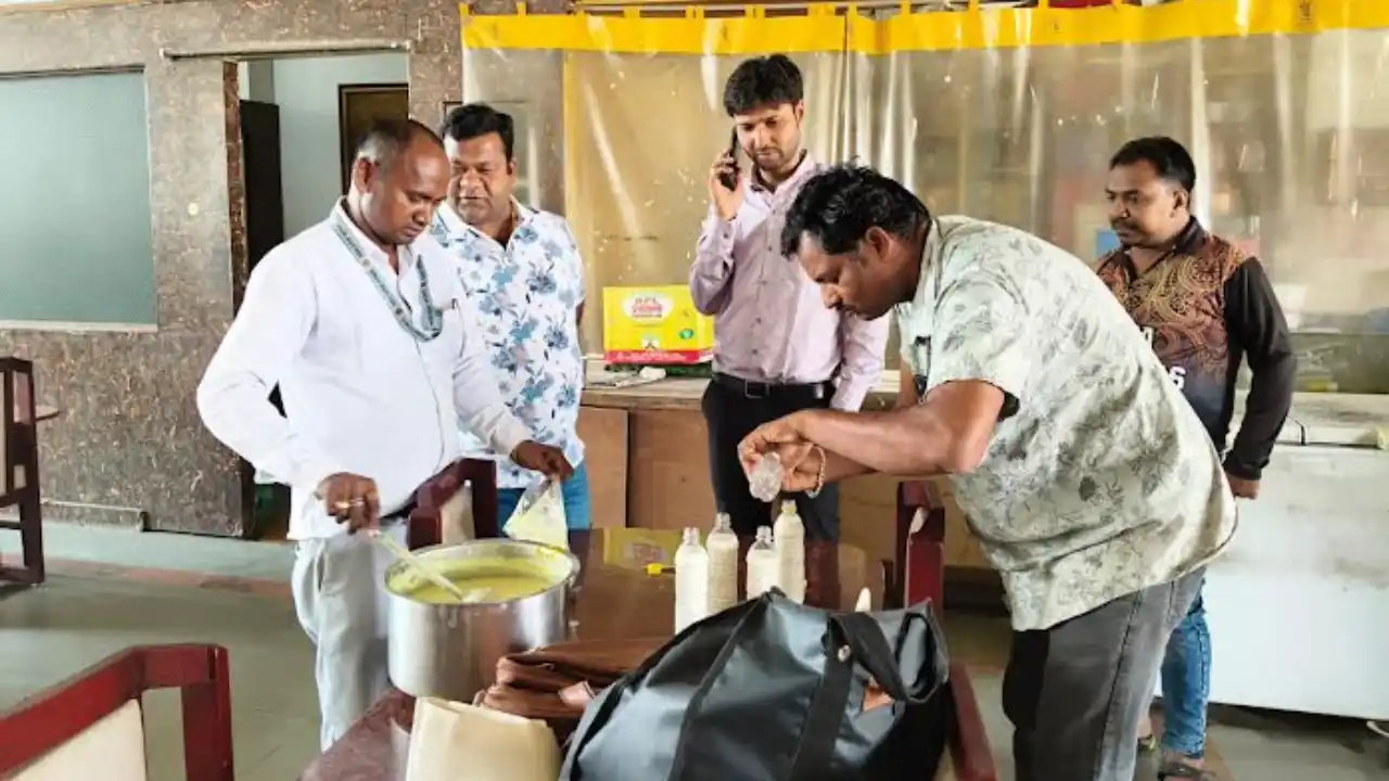 खाद्य सुरक्षा प्रशासन की कार्यवाही, तहसीलदार के साथ किया खाद्य संस्थाओ का निरीक्षण