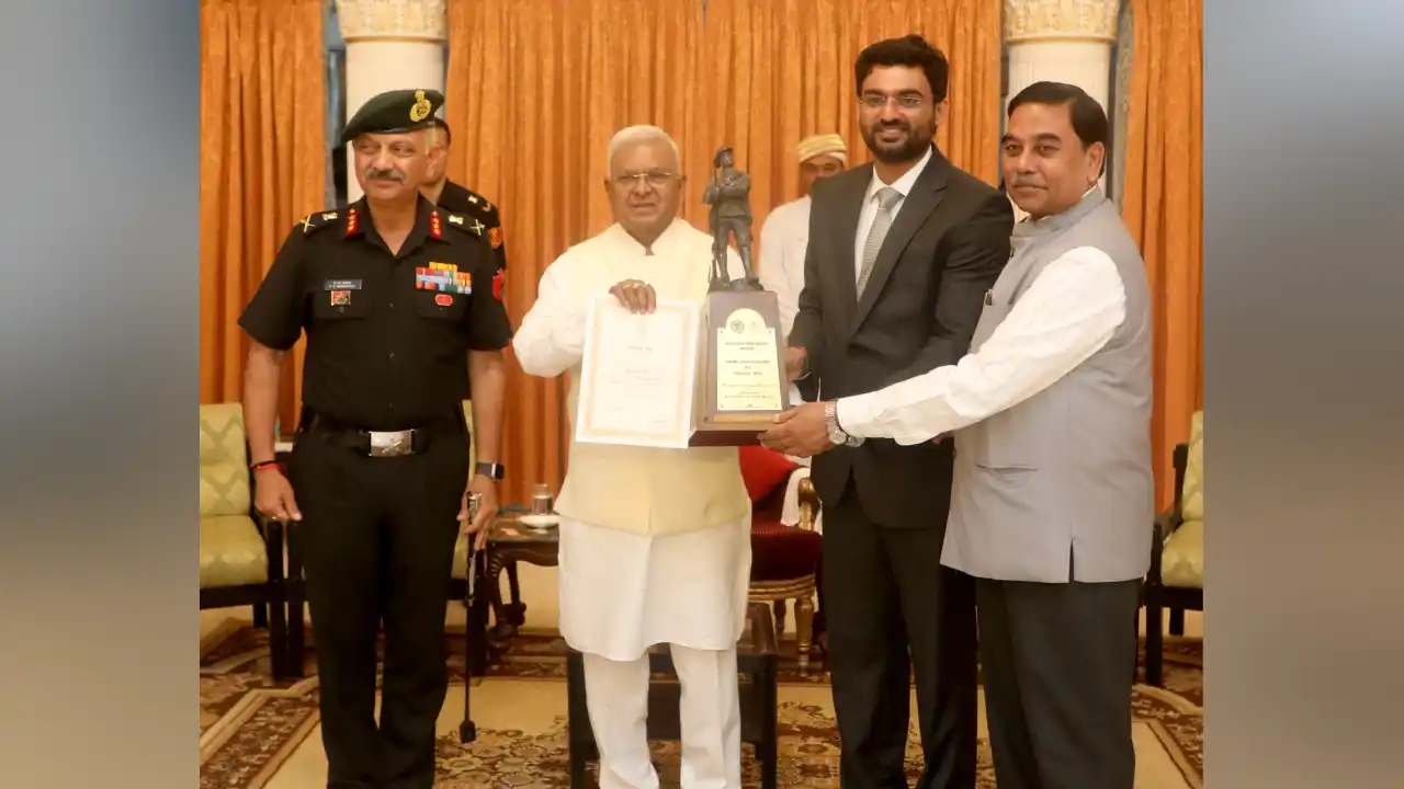 महामहिम राज्यपाल द्वारा प्रदेश में सर्वाधिक राशि संग्रहित कर, प्रथम स्‍थान हांसिल करने पर  नीमच जिला कलेक्टर श्री हिमांशु चंद्रा सम्मानित