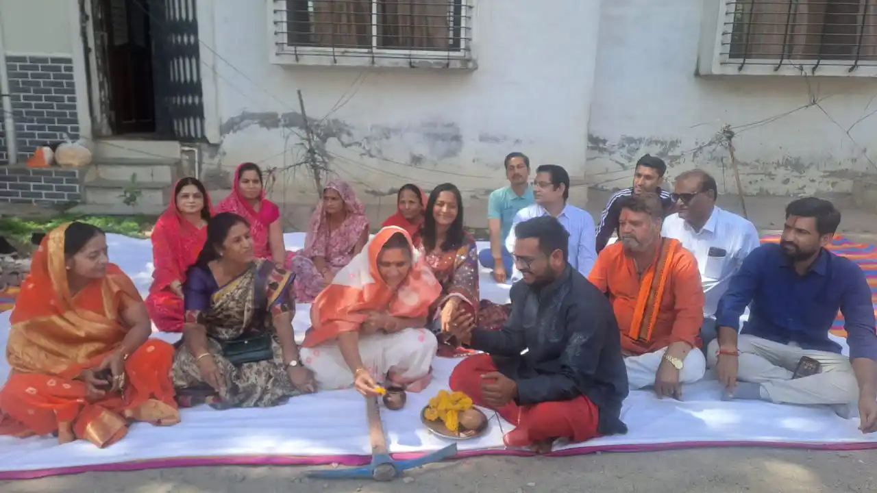 वार्ड क्रमांक 12 में दो स्थानों पर सीसी रोड निर्माण कार्य का हुआ भूमि पूजन।