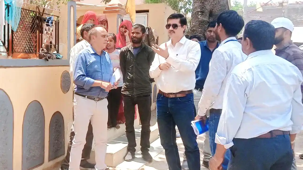कलेक्टर श्री गुप्ता ने छैगाँवमाखन की विभिन्न ग्राम पंचायतों का किया दौरा