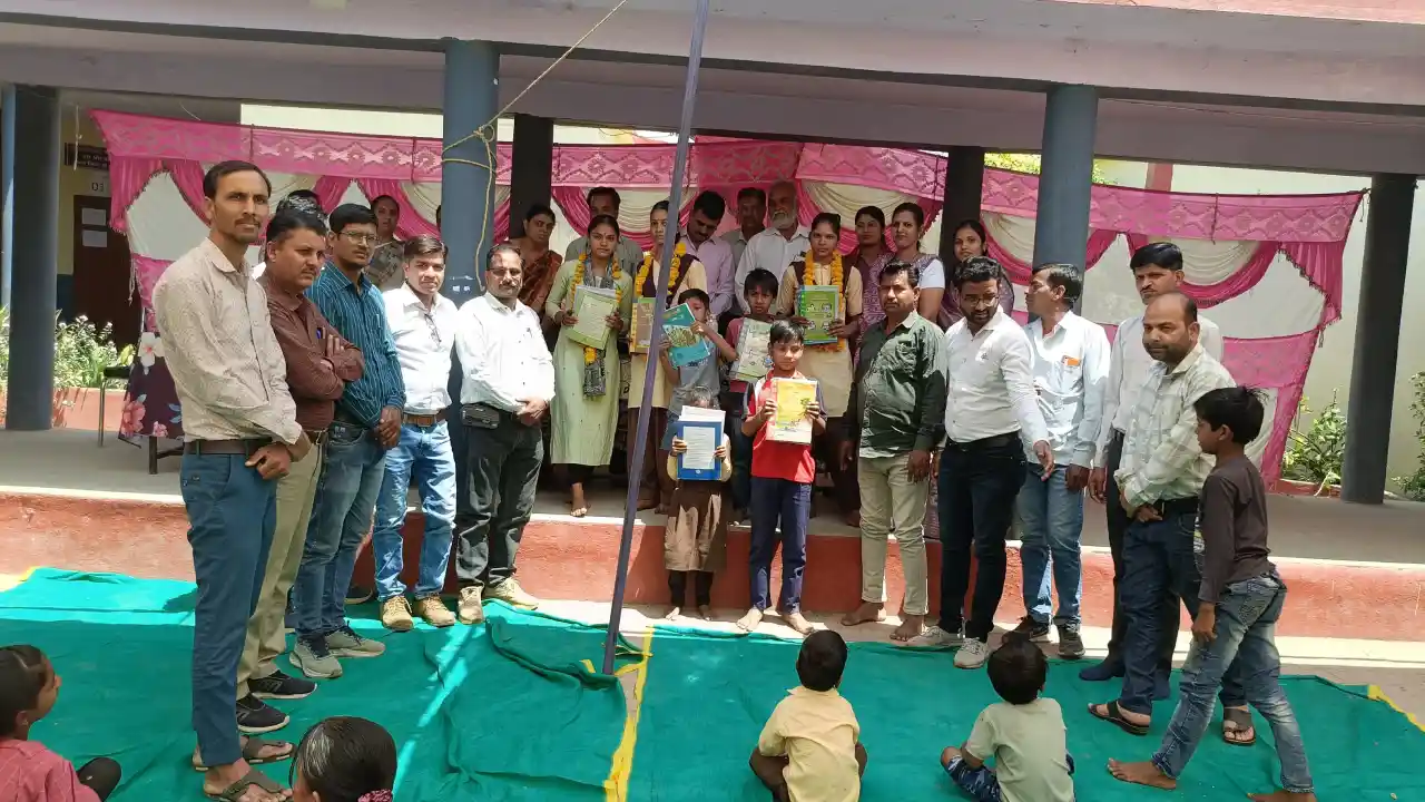 स्कूल चले हम अभियान का शुभारंभ, छात्र-छात्राओं को पाठ्य पुस्तके हुई वितरित