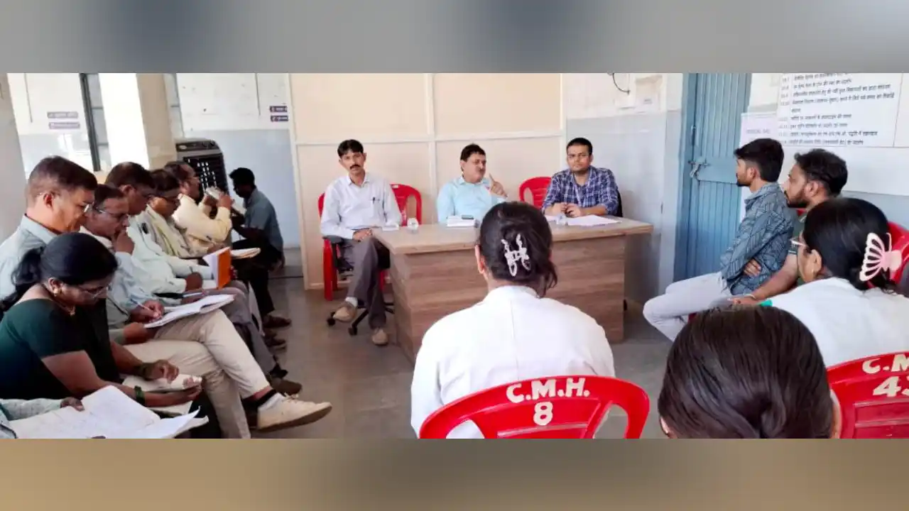 छैगांवमाखन के स्वास्थ्य कार्यक्रमों की सीएमएचओ ने की समीक्षा