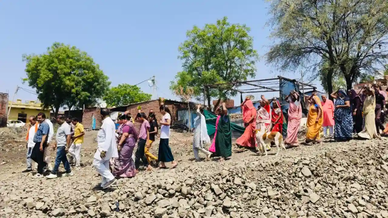 जल गंगा संवर्धन अभियान अंतर्गत पिपलिया मंडी अयोध्या बस्ती में निकाली गई कलश यात्रा