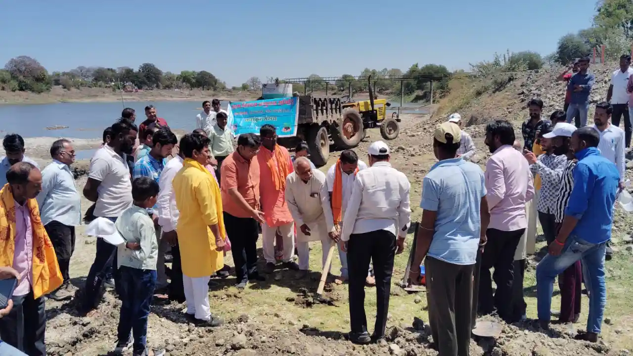 जल गंगा संवर्धन अभियान अंतर्गत ग्राम खोखरा, बूढ़ा में तालाब गहरीकरण कर श्रमदान किया गया