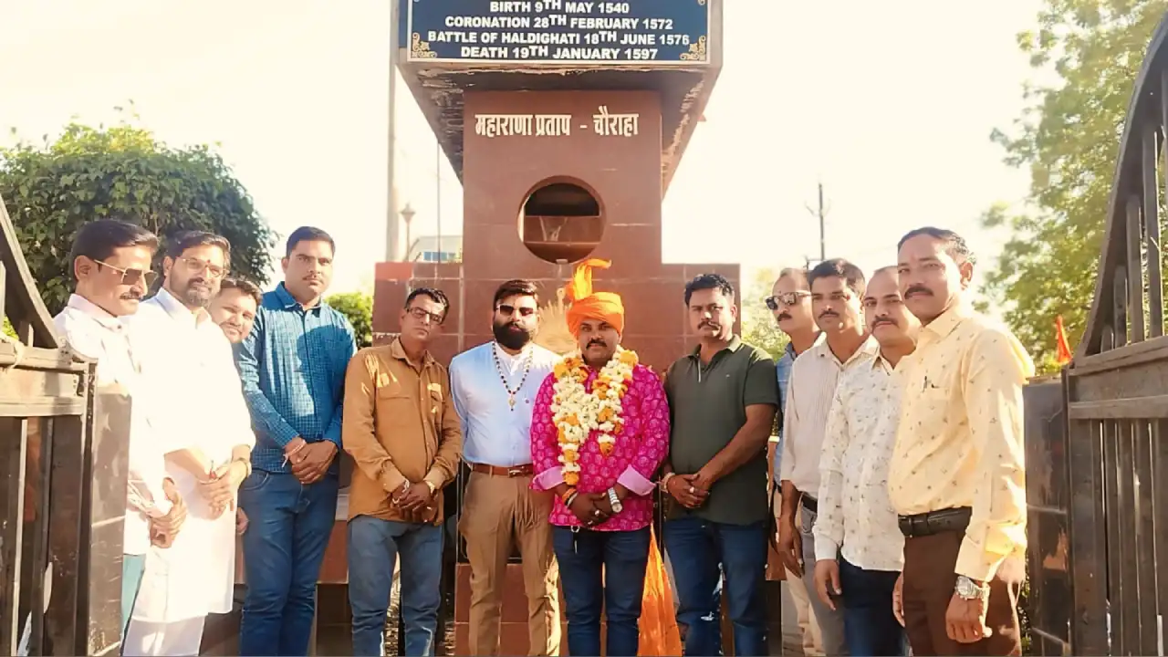 दीवार लेखन के माध्यम से गांव में चलाया जा रहा जल गंगा संवर्धन अभियान
