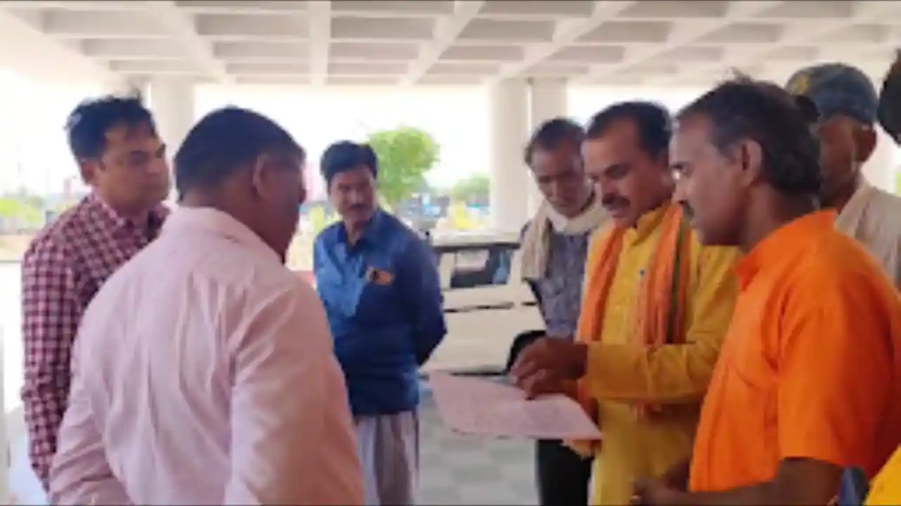 पुजारी ने लगाया एसडीएम और तहसीलदार पर मंदिर की फसल   काटकर लाखों रूपये गबन करने का आरोप