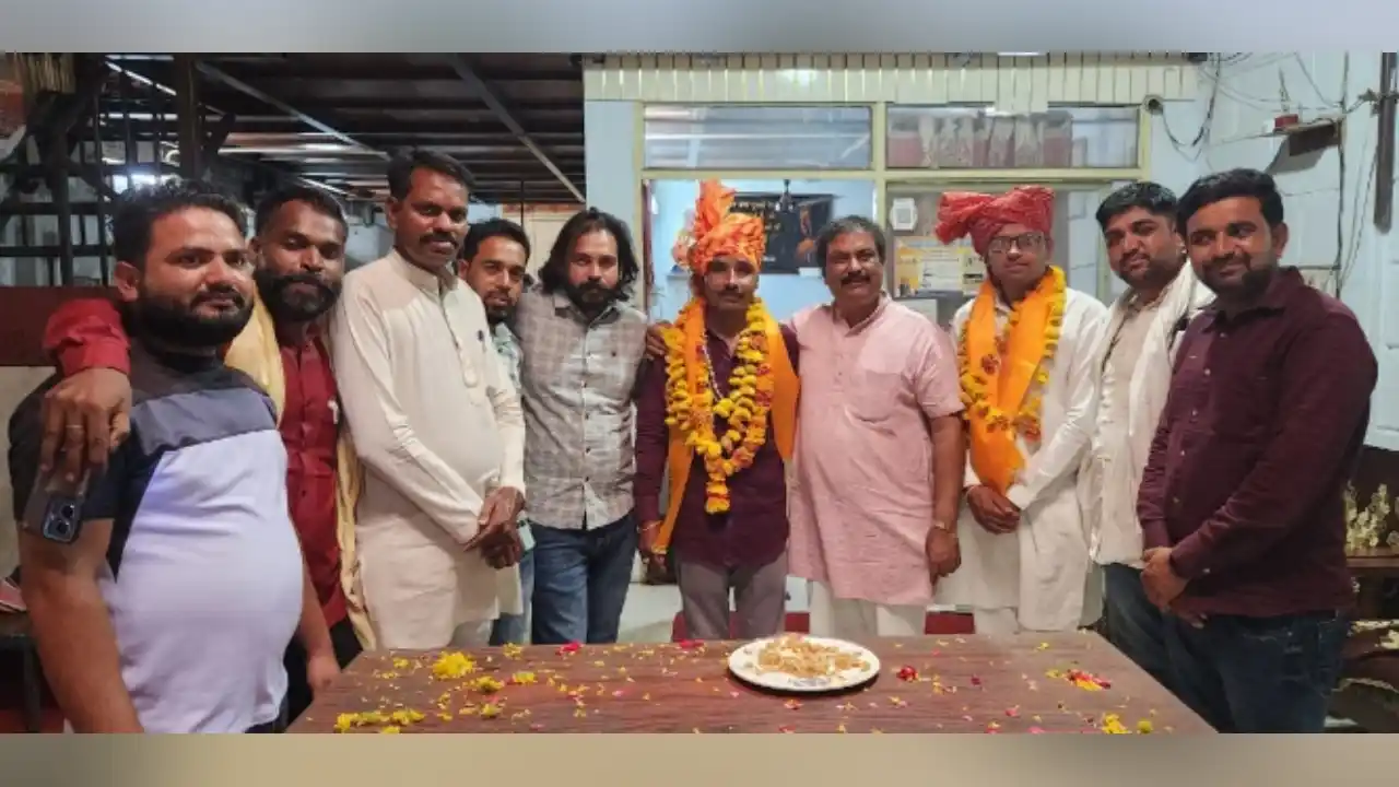 भाजपा समर्थक दल ने किया समाज सेवी मोहन यादव को सम्मानित!