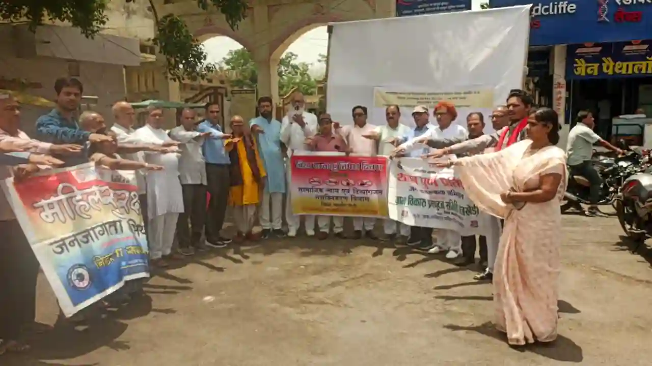 तम्बाकू निषेध दिवस पर सामाजिक न्याय विभाग के निर्देशन में प्रियदर्शन संस्था द्वारा हस्ताक्षर अभियान चलाकर दिलाई शपथ