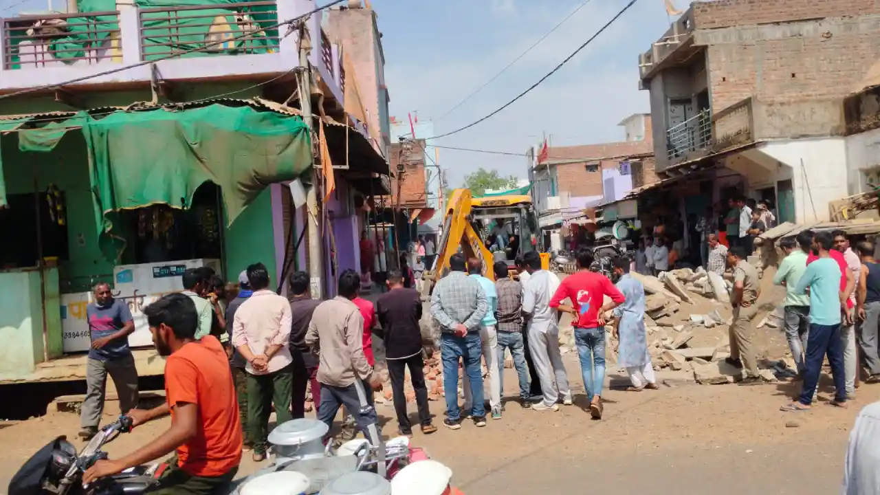 सरवानिया नगर परिषद ने गेट के निर्माण के लिए अवैध अतिक्रमण के खिलाफ की कार्रवाई