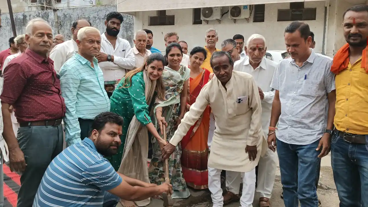 वार्ड क्र. 22 में अतिथिगणों ने किया डामरीकरण रोड का भूमि पूजन