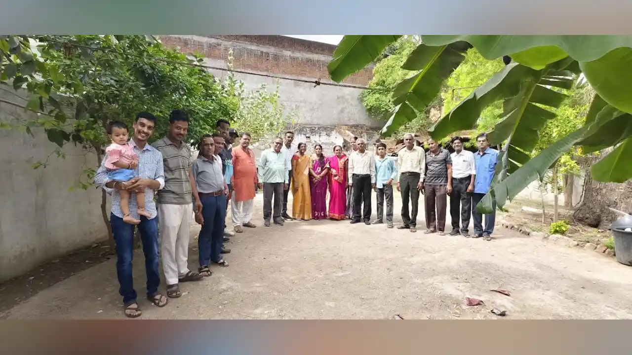 गुरुदेव राजेंद्रसूरी जी म सा के 200 वी जन्म शताब्दी निमित राजेन्द्र जैन तरुण परिषद शाखा द्वारा गायो को हरे चारे का आहार कराया गया