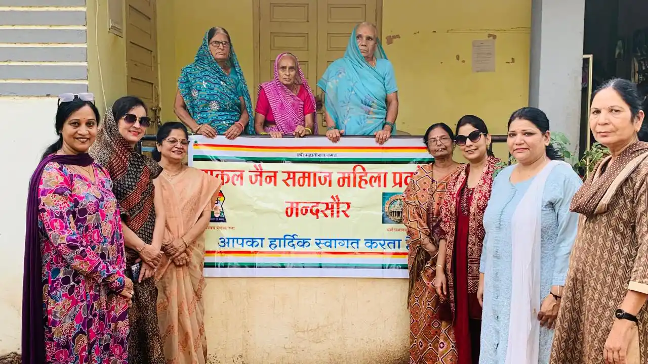 सकल जैन समाज महिला प्रकोष्ठ द्वारा वृद्धाश्रम में वृद्धजनों को भोजन कराया
