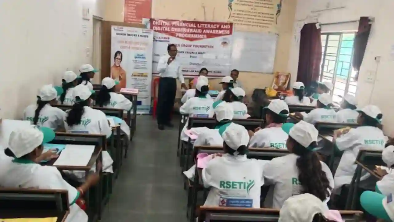 आरसेटी, मन्दसौर में साईबर धोकाधड़ी एवं डिजिटल साक्षरता का जागरूकता कार्यक्रम सम्पन्न