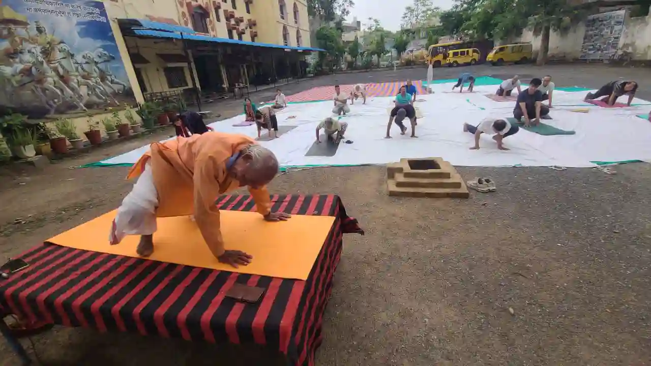 वर्तमान में चारों और प्रदूषित पर्यावरण में विभिन्न रोगों से बचने की कोई औषधि दवा है तो वह है एकमात्र योग- योग गुरू बंशीलाल टांक