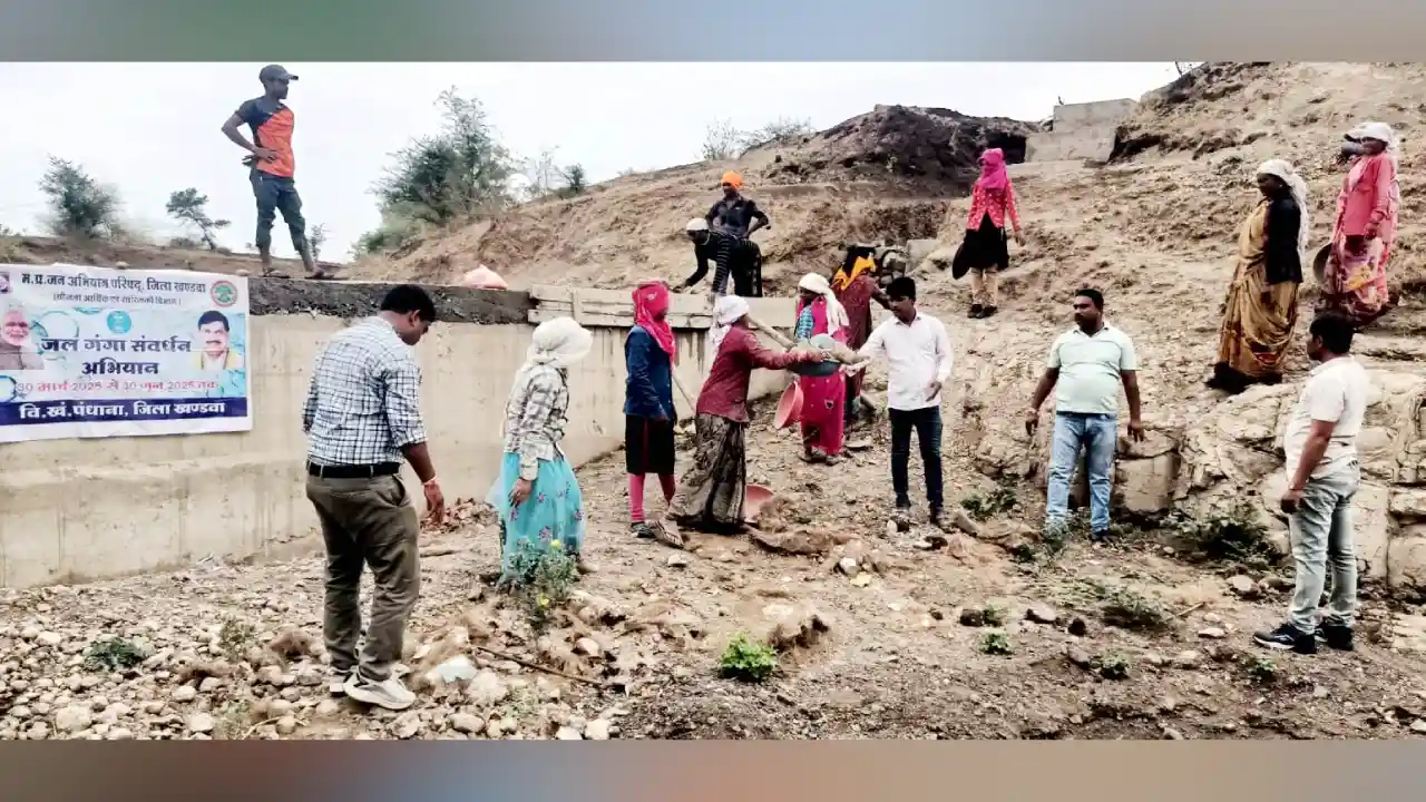 ग्राम चांदपुर में जल गंगा संवर्धन अभियान अंतर्गत ग्रामीणों ने किया श्रमदान