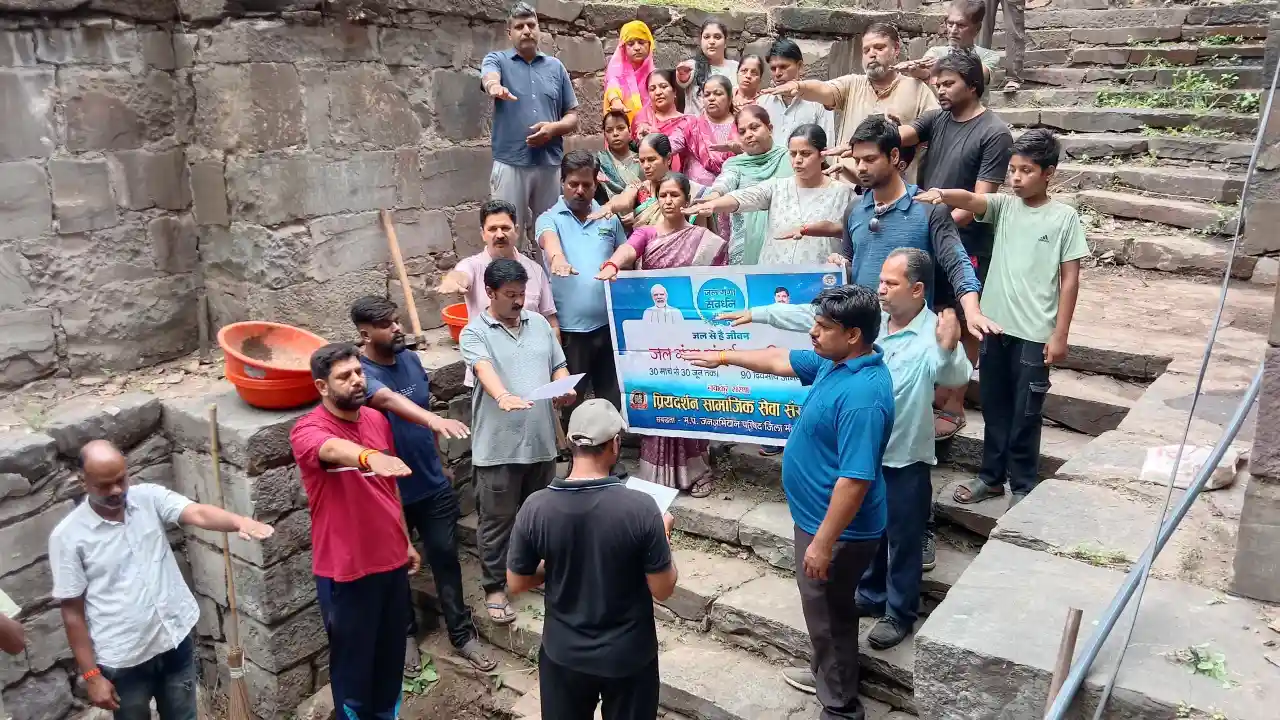 जल गंगा संवर्धन अभियान के अंतर्गत किया जा रहा  नागदेवता की बावड़ी का जीर्णाेधार व श्रमदान
